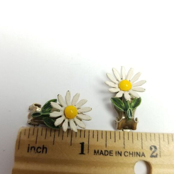Vintage White Daisy Enamel Clip On Earrings, Cute Retro Design, Estate - Picture 3 of 6